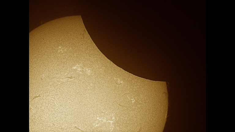 Meteo sfavorevole, ma l'eclissi si è vista